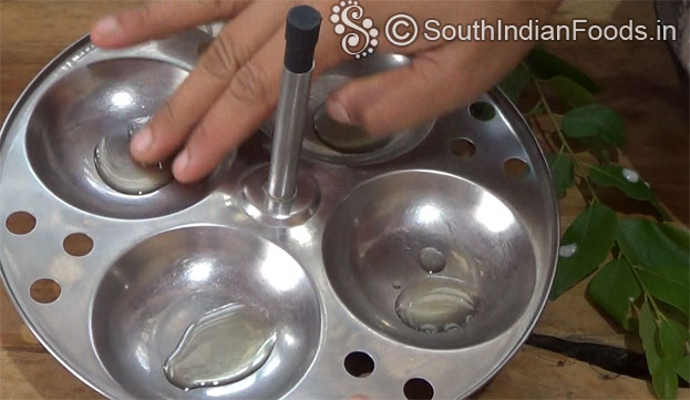 Grease idli paltes with sesame oil