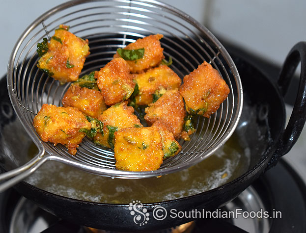 Crispy idli pakoda ready, remove it from oil