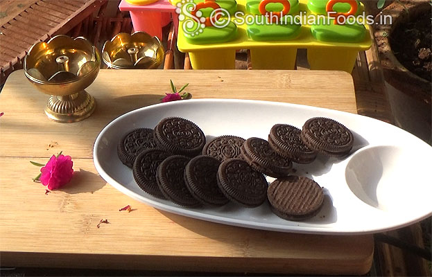 Take 1 pocket oreo biscuit