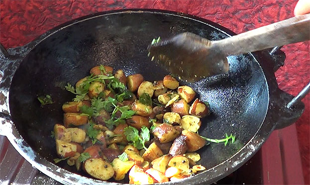 Add coriander leaves,mix well, cut off heat
