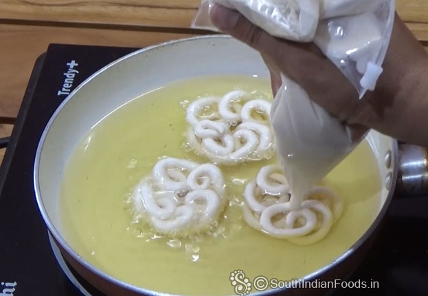 Squeeze over the oil, shape flower