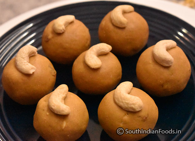 Pottukadalai laddu ingredients- Roasted gram, sugar, cashew nuts, raisins & cardamom