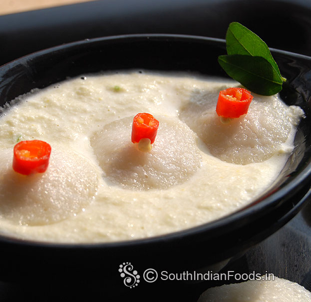 Mini idli in coconut chutney