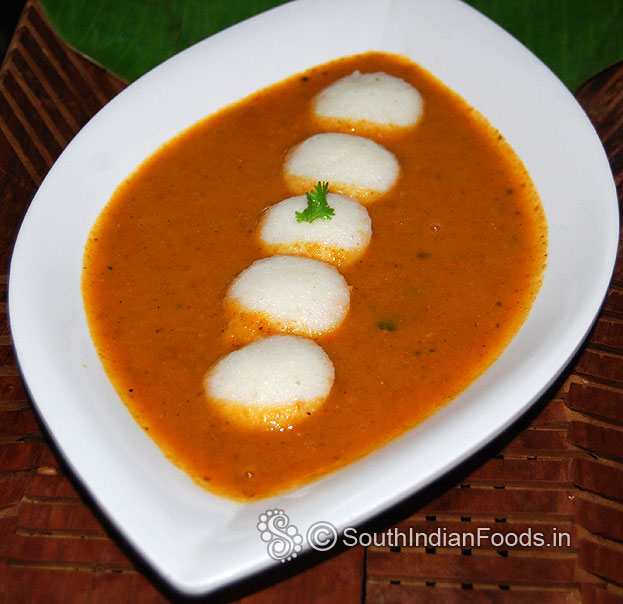 Mini idli in coconut chutney