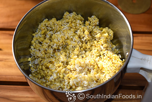 Put moong dal and rice in a mixer ar/ blender
