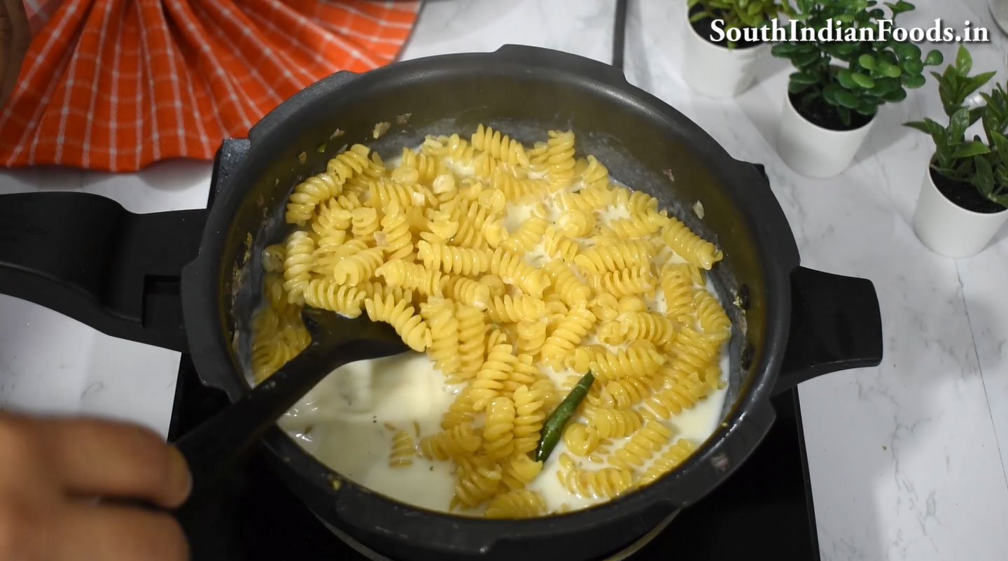 One pot fusilli casicum white sauce pasta