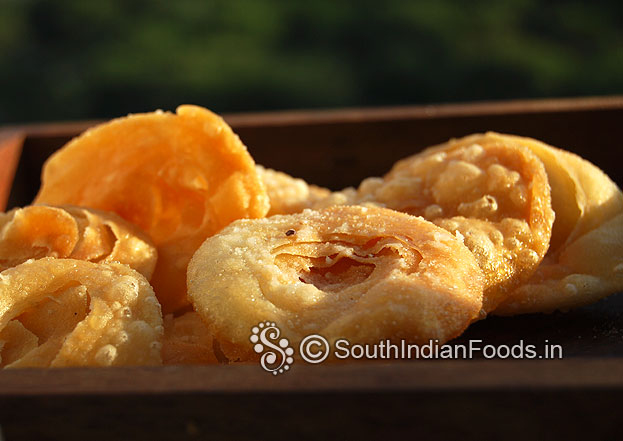 Once padhir peni is ready take it out, drain on absorbent paper then sprinkle powdered sugar leave it for 3 min