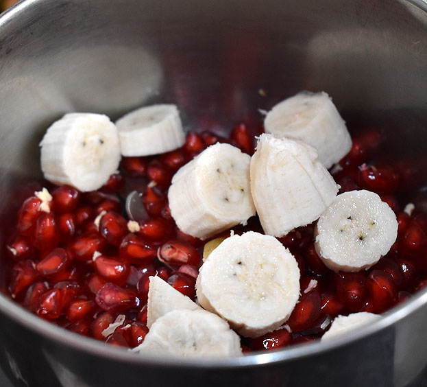 In a mixie jar add pomegranate, banana