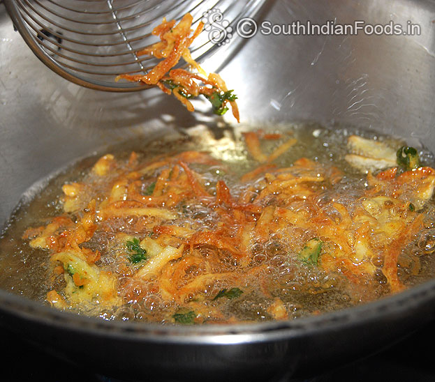 Crispy potato pakora is ready, remove it from oil