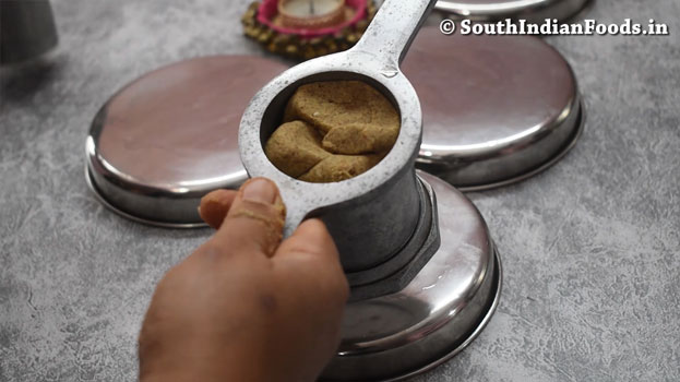 Ragi thenkuzhal murukku  step 20