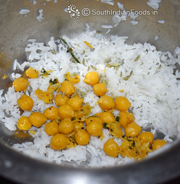 In a bowl add boiled rie, boiled chickpea & fennel seeds