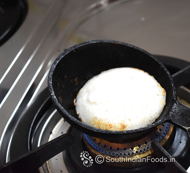 Heat 1 tbsp oil, add leftover idli