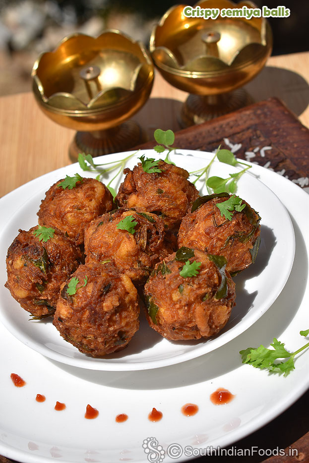 Serve hot with green chutney