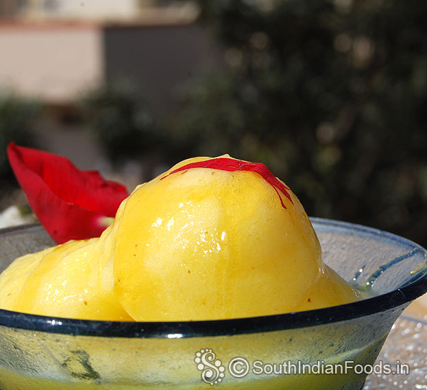 Smooth pineapple ice cream