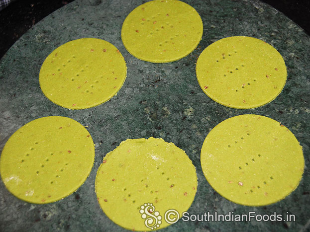 Raw palak papad ready to fry