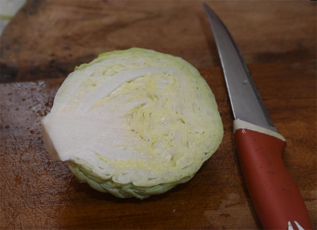 Take 1/2 cabbage [muttaikose]