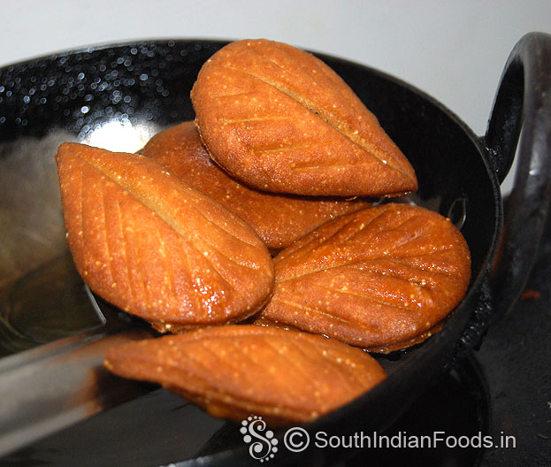 Crispy thekua sweet ready, remove it from oil