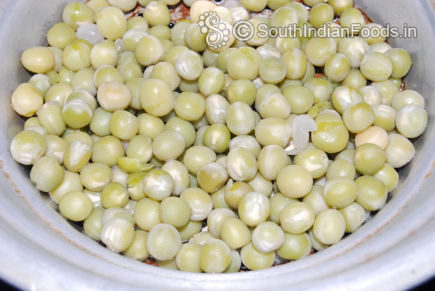 Boiled dry green peas