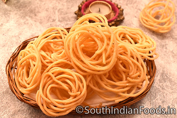Thin thenkuzhal murukku
