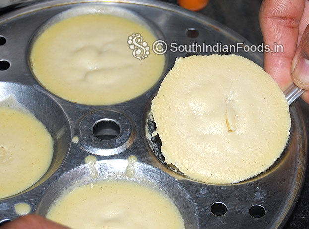 De-mould idlis using sharp spoon