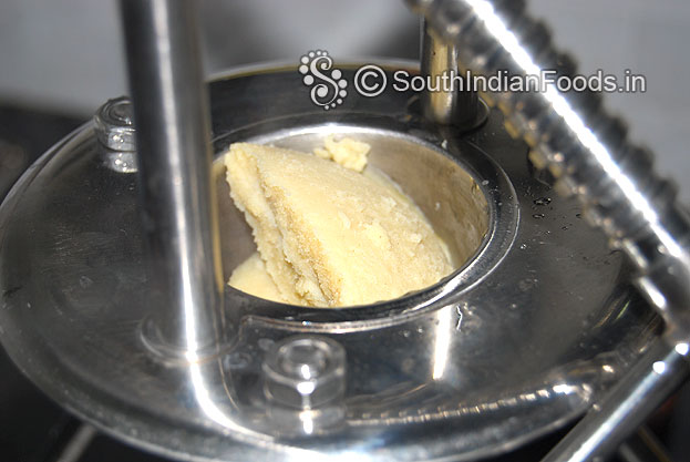 In an idiyappam kuzhal add thinai idlis