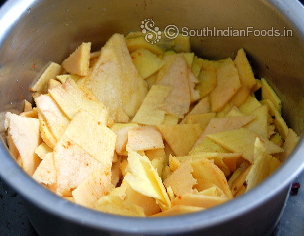 Take a bowl, add water, turmeric, tamarind, sliced senai kizhangu mix well & soak for 15 min then drain water