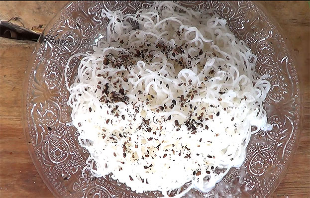 Sprinkle ground sesame seeds, serve immediately