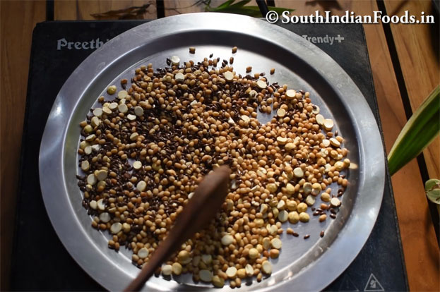 Urad dal Flaxseed Ladoo recipe step 5