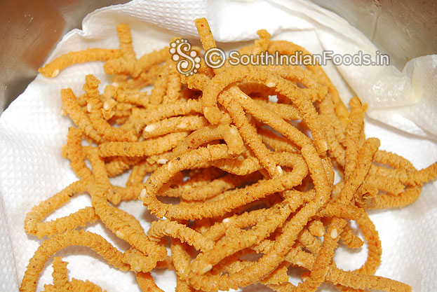 Drain varagu murukku chakli on absorbent paper