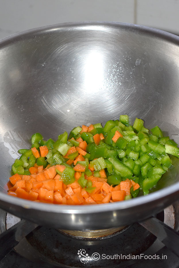Heat 2 tbsp oil, add caroot, capsicum