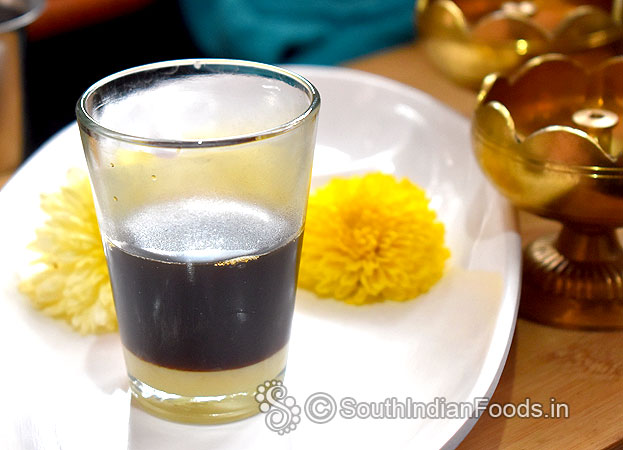Add 3 tsp instant coffee powder in a glass