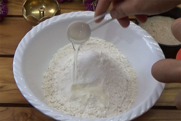 Add oil, mix well