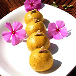 Besan ladoo or Kadalai maavu laddu